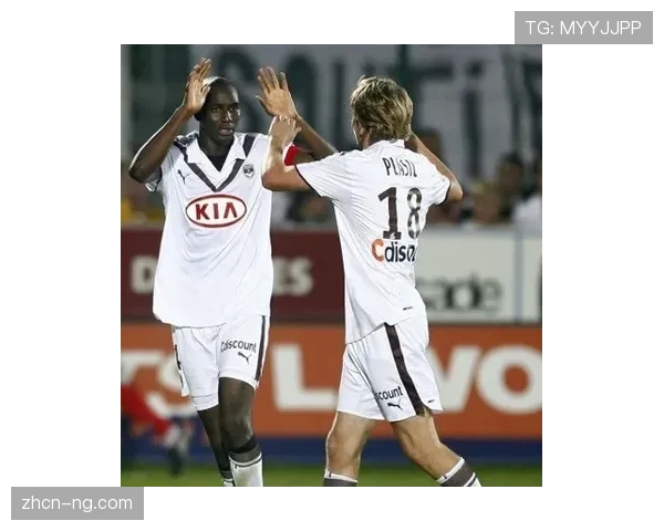 法甲快讯:里昂连追两球2-2逼平马赛,奥巴梅扬点射